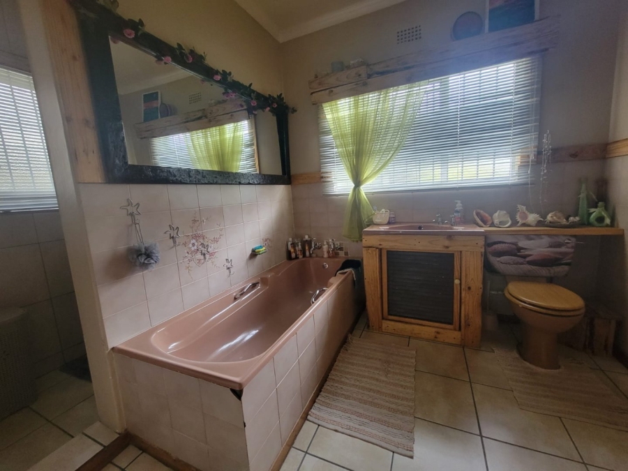 6 Bedroom Property for Sale in Jordania Free State